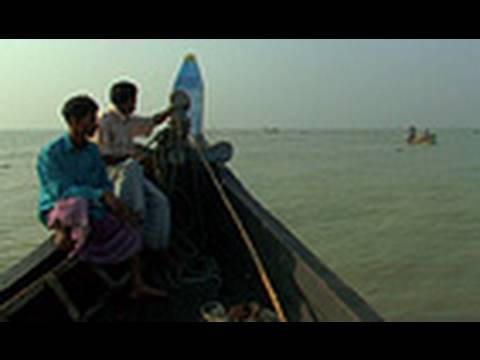 Resilient Bangladesh: Fishermen cope with rougher seas