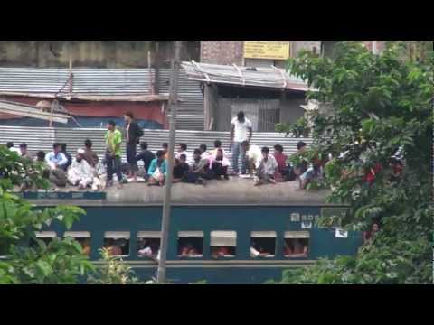 Dhaka. Bangladesh. Travel on the rooftop of a train