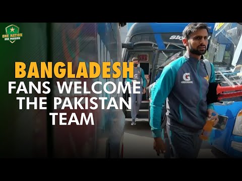 Bangladesh Fans Welcome The Pakistan Team Bus Ahead Of First #BANvPAK T20I | PCB | MA2E