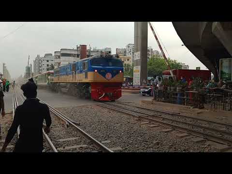 Train Passing In Mohakhali Rail Gate|Bangladesh Railway| By Travel Addiction.