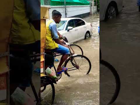 ঘুর্ণিঝড় সিত্রাং এর প্রভাবে ঢাকার রাস্তা ডুবে গেছে। #travel #bangladesh